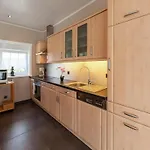 Cozy For 8 Guests
